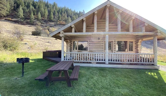 Tranquil Mountain Glamping Retreat: Stunning Log Cabin with in Darby, MT in Darby