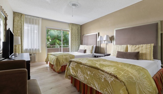 Tropical Retreat w/Outdoor Pool, Free Parking, Steps from Papaloa Beach!