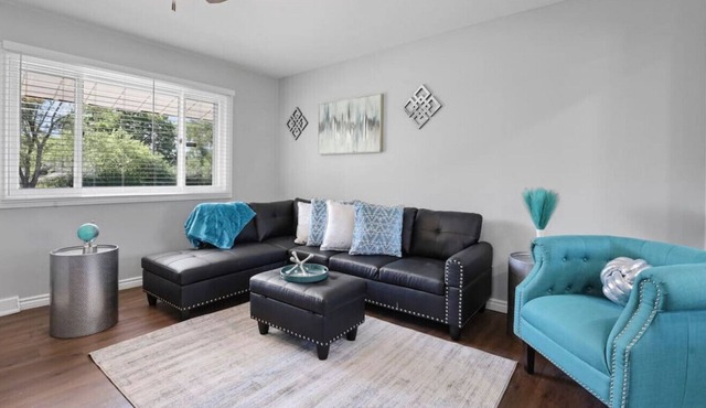 Two Level Charmer, Entire Home, Newly Renovated in Glendale Heights