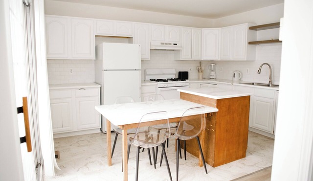Two Sparrows - Birmingham Townhome with King Suite in Birmingham