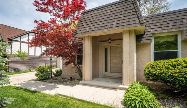 Unique and space single family house, close to Naperville downtown in Naperville