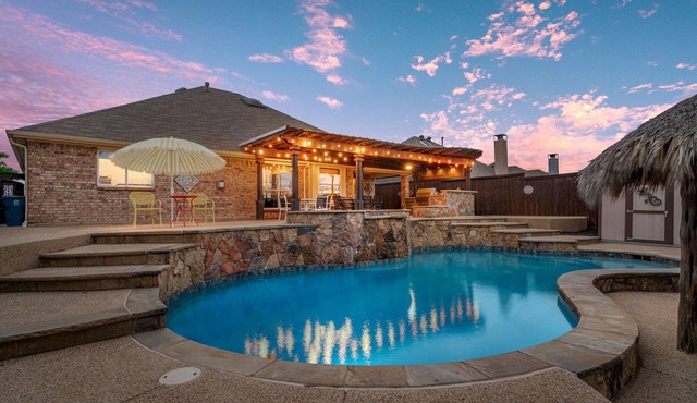 Unique heated pool & spa outdoor kitchen, game room near DFW sleeps 10-12 in Lewisville