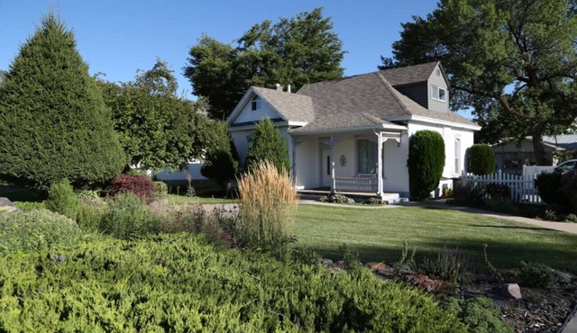 Updated Cottage Sleeps 8 Close to Logan in River Heights