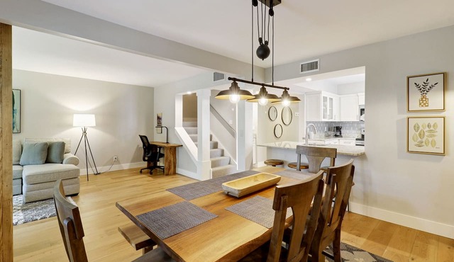 Updated Luxury 3 BR Free Harbourtown Pool Usage w Beach Gear & Bike Rentals in Hilton Head Island