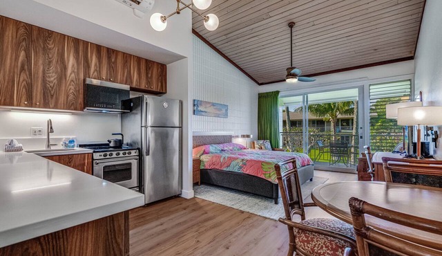 Updated Studio, AC, steps to beach