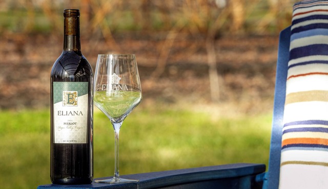Vineyard Cottage Near Medford Mountain Views Deck, Fire Pit & Nespresso in Medford