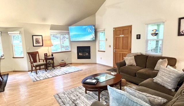 Volcano Retreat - 2BR 2BA Kitchen Fireplace Near NP