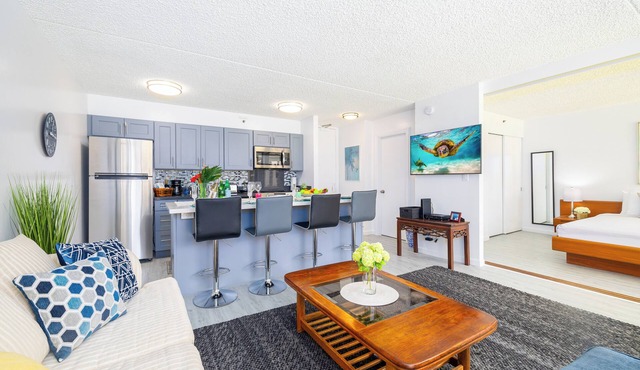 Waikiki Banyan Condo w/King Bed & Parking, Near Beach