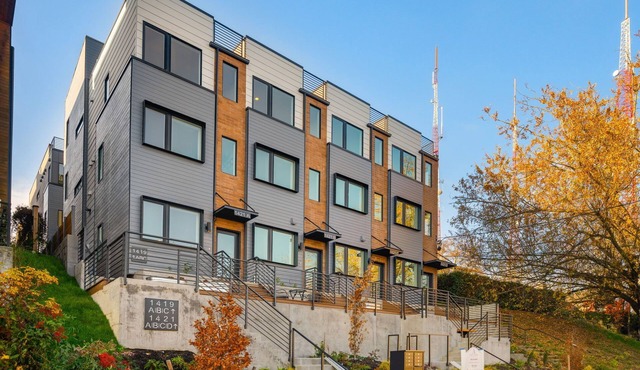 Walk to CapHill 4B2.5B Sleeps 12 w/Rooftop deck in Seattle