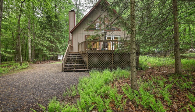 Walk to Lake-Firepit-Hot Tub- Casinos-Fireplace- Kayaks-Bikes in Pocono Lake