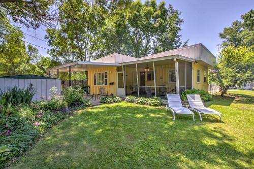 Walk to River! 'It's A Wonderful Life' Cottage in Bellevue