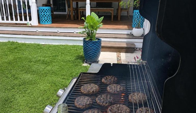 Walk to Sofi I Free Parking I Backyard BBQ Oasis in Inglewood
