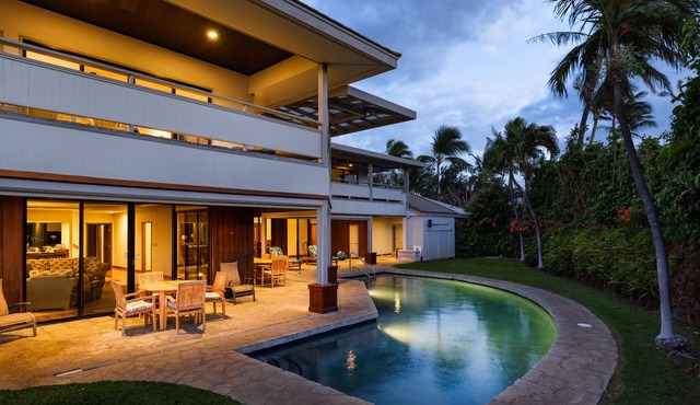 Walk to Waialea Bay, pool, AC, Oceanview