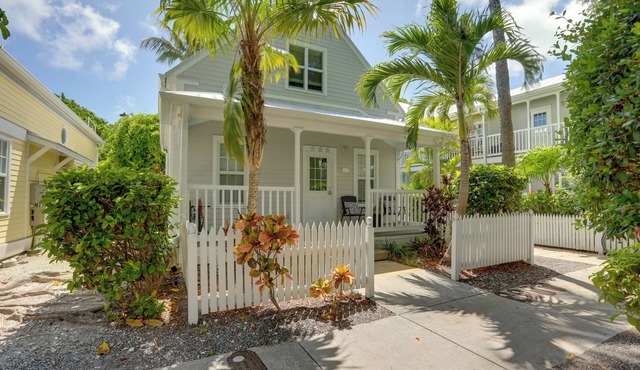 Walkable Cottage w/Pool Access in Key West! in Key West