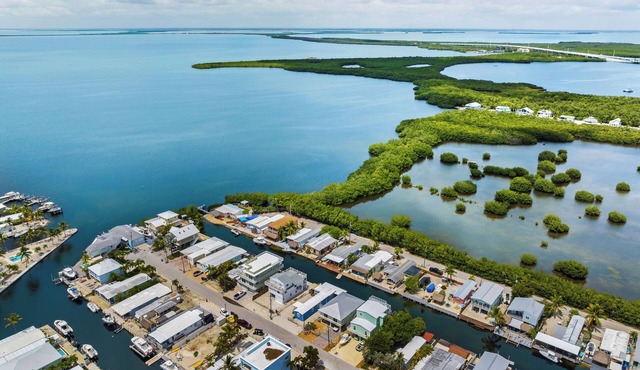 Water front 2-bedroom home in Key Largo with AC, WiFi in Key Largo