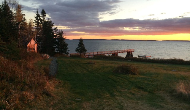 Waterfront Cabin with Private Dock and Cobblestone Beach in Tremont