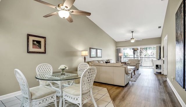 Waterview, Updated w Resort Style Pool in Naples