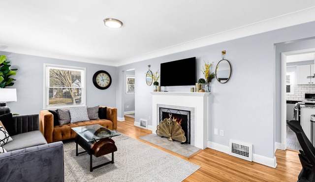 West Ann Arbor Whole Home 4 Bed, 3 Full Bath - Sleeps 12! in Ann Arbor