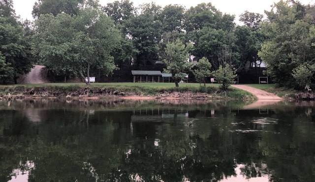 White River trout fishing/reunion getaway in Flippin AR w/boat ramp & game room in Flippin