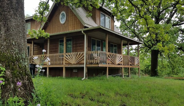 WIFI! Big Oak Cabin, ozarks, hot tub, rivers! in Tecumseh