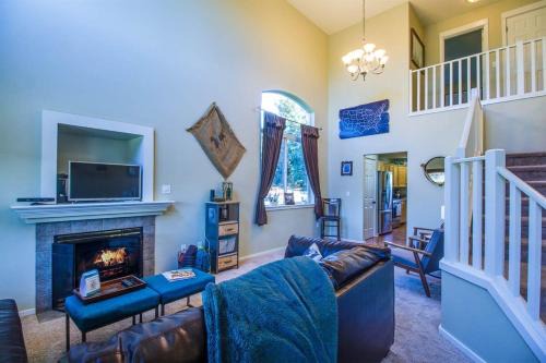 Wildflower Getaway HALF acre yard firepit hot tub bikes Dogs OK in Bend