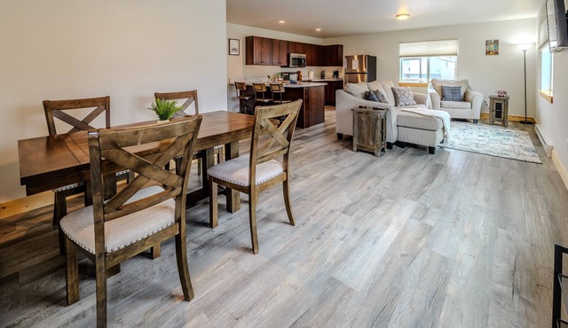 Yellowstone Retreat Rentals U4: two blocks from Yellowstone! in Gardiner