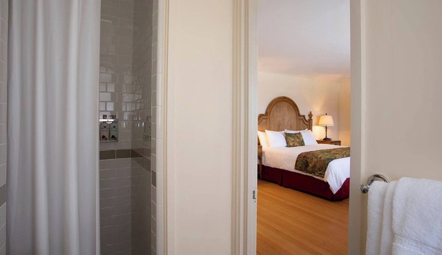 Your Relaxing Getaway! Volcano Crater View King Unit with Free Parking!