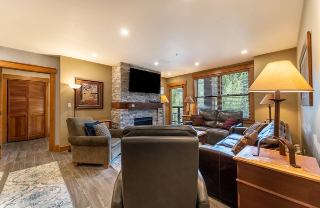 2 Private Balconies w/Mountain Views, 2 Mins Walk to Gondola, Shops & Dining in Keystone