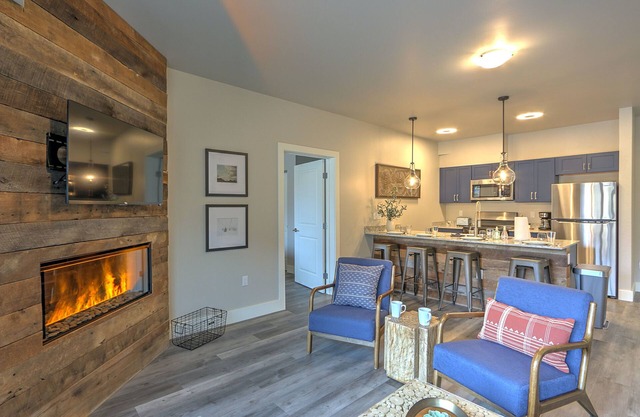 Caverns Village Condo #207, Steps from Iron Mt. Hot Spgs, Near Gondola & Downtwn in Glenwood Springs