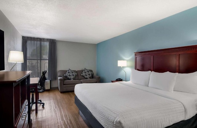 Clarion Inn Suites Airport 