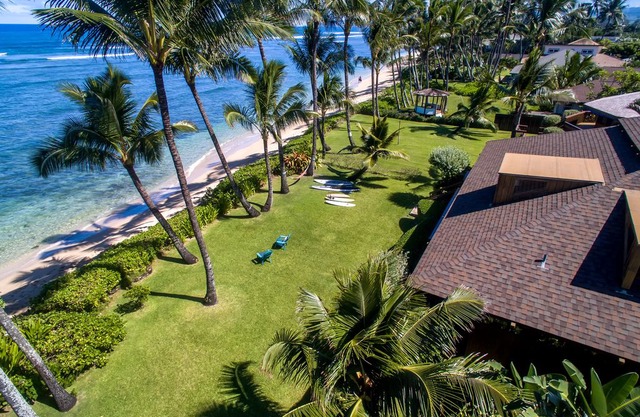 Contemporary Hawaii Living on Calm North Shore Beach