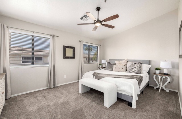 Mesa Golf Course Oasis ~ Family Luxury, EV Charger, Pool & Hot Tub in Mesa