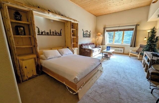 Studio, Summer Getaway | Walk to Events in Keystone