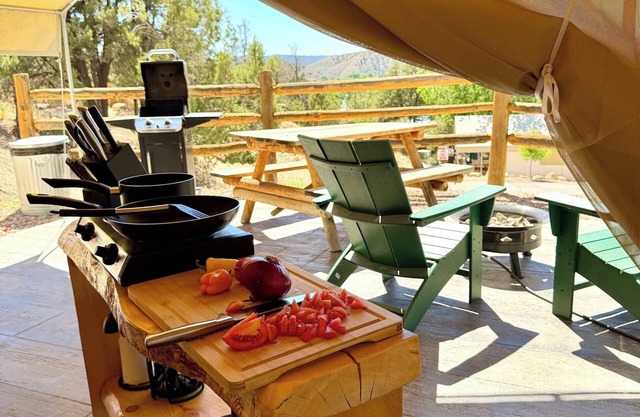 Zion, Bryce Glamping with Heat, AC, & Private Bath in Orderville