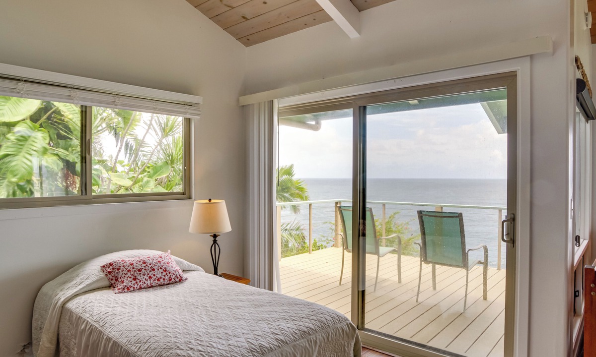 Hilo Cottage | Hilo Home w/Private Deck + Stunning Ocean Views!
