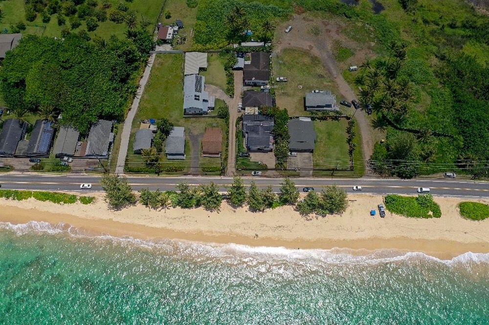 Punaluu House | >NEW< Reefside Retreat, Steps from Beach, Sea View