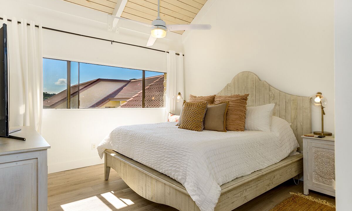 Keauhou House | Upscale comfort at Punahele B304, looking at the Pacific ocean beyond the Kona Golf Course