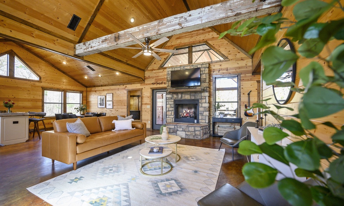 Hochatown Cabin | PROMO 10%OFF| Spacious Pet-Friendly Cabin w/Playground, Hot Tub & Fire Pit