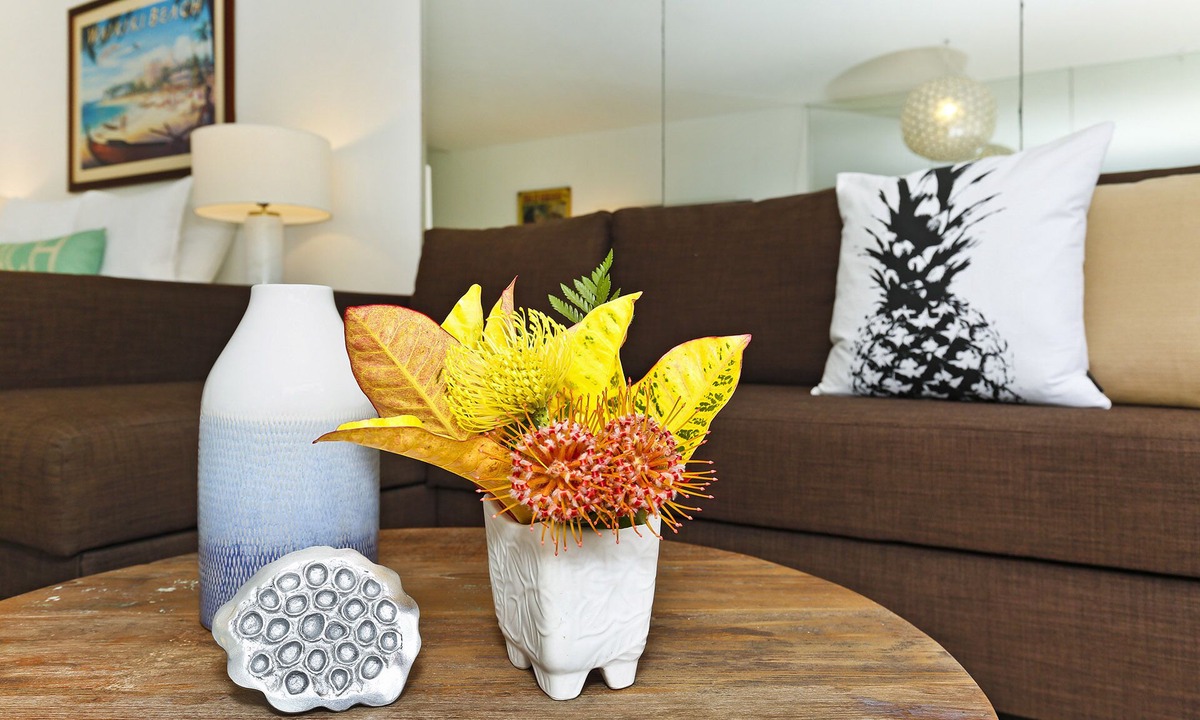 Diamond Head - Kapahulu - St. Louis Condo | Upgraded Beachfront Studio on Quiet Waikiki beach with Swimming/Surfing!