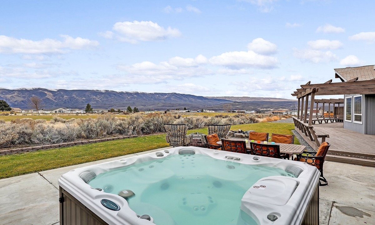 Desert Aire House | Play golf, watch a concert, or just relax by the river