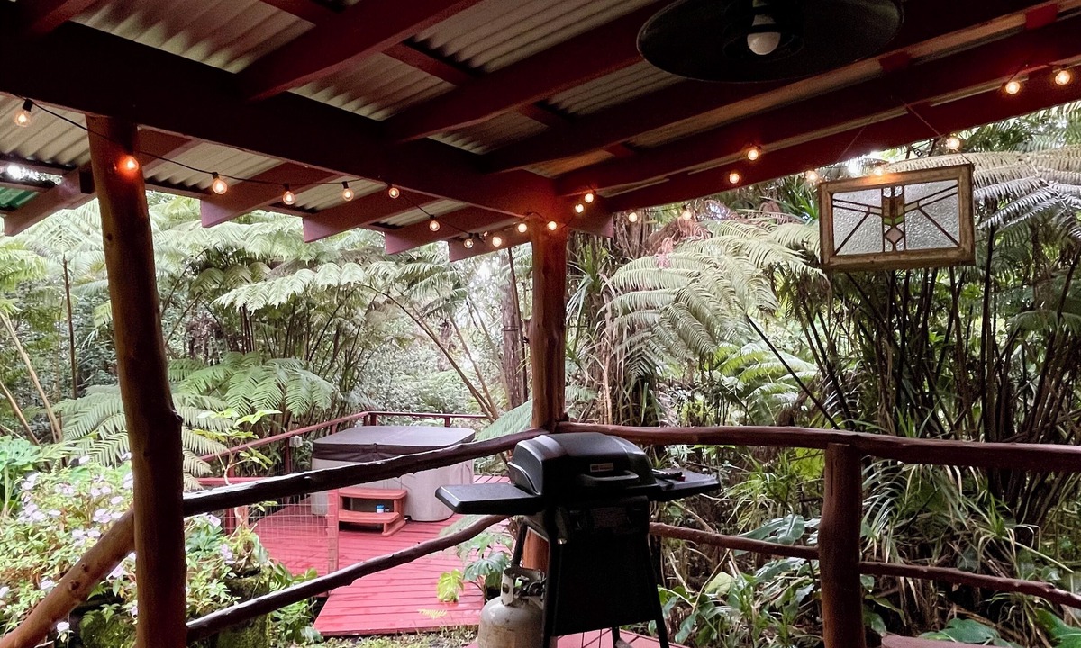 Kailua-Kona Cabin | Kaloko mountain cabin above Kona with hot tub and fireplace - rustic adventure!