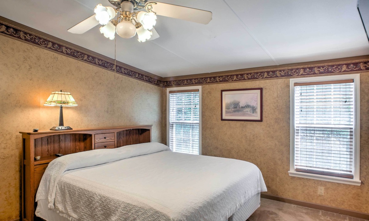 Ooltewah Cabin | Ooltewah Cabin w/Grill, Pool Table & Porch!