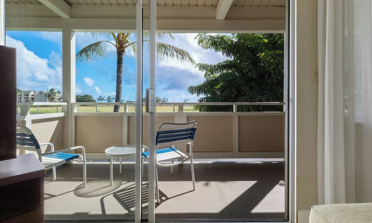 Wailua Hotel | Spacious Unit with Full Kitchen, Free Parking, Outdoor Swimming Pool!