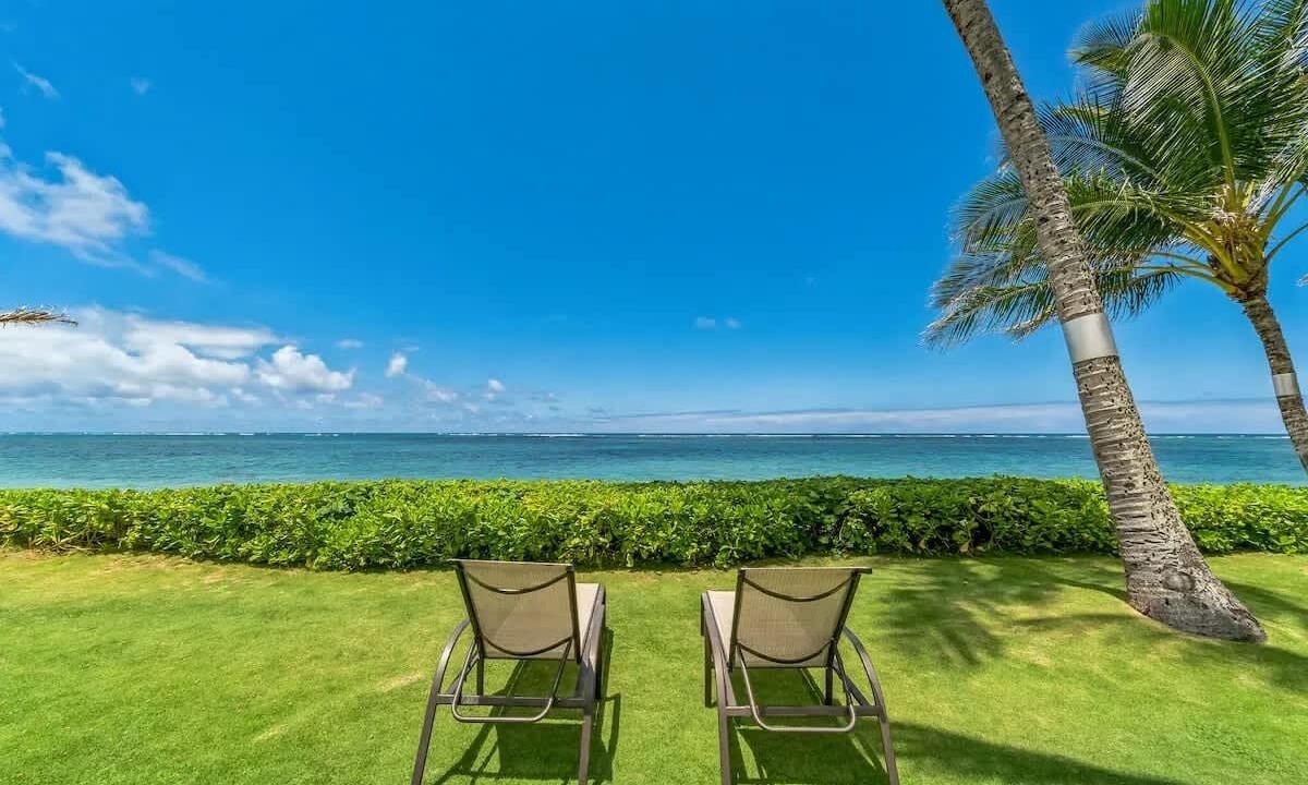 Punaluu Condo | Modern Beachfront Condo