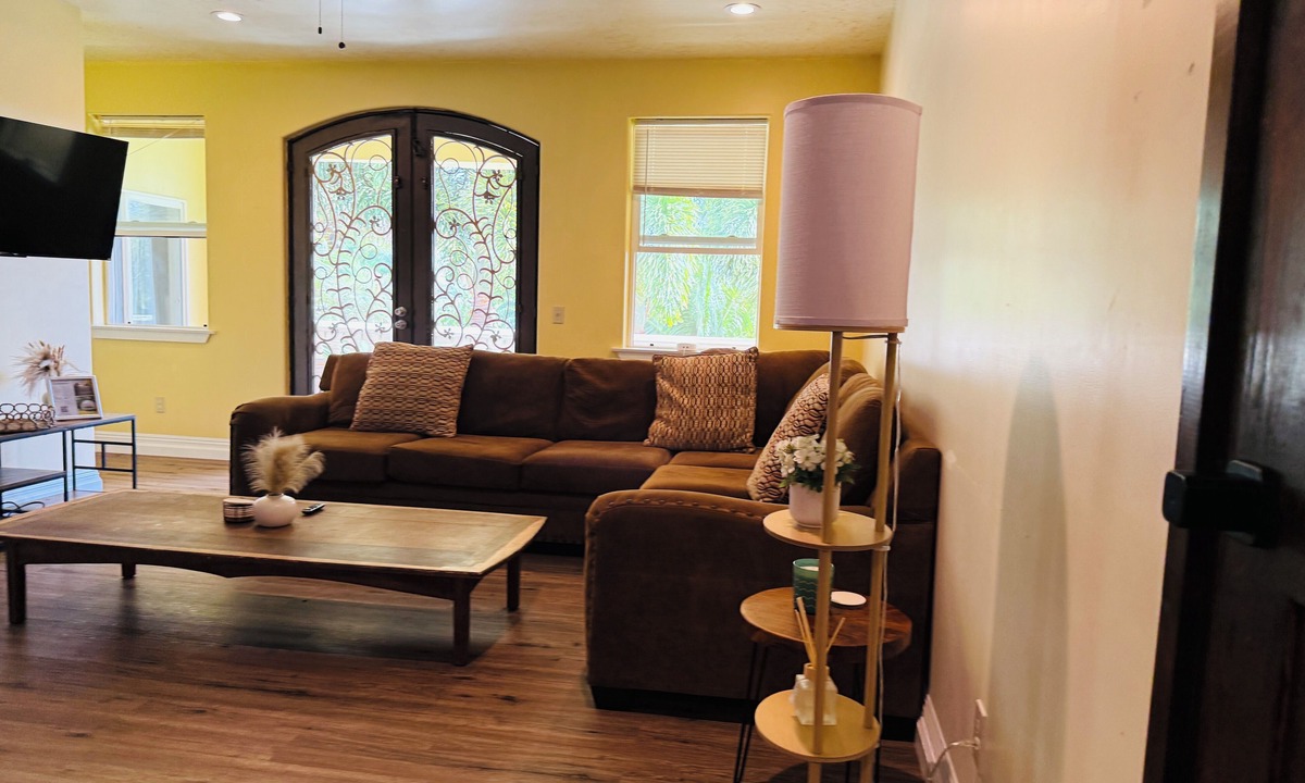 Hakalau Apartment | Charming & Comfy Oceanfront Gem views -Balcony