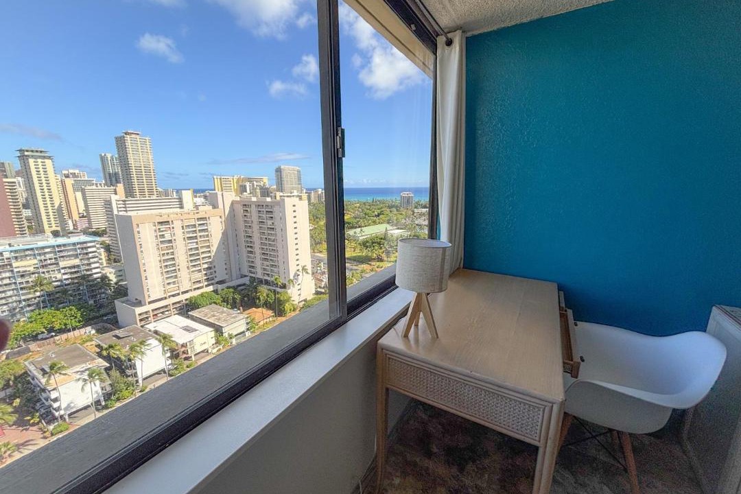 McCully - Moiliili Apartment | Humble Hawaiian Monarch Studio