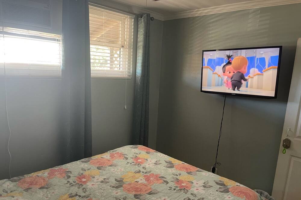 Photo of Bedroom in Historic Lahaina Front Street