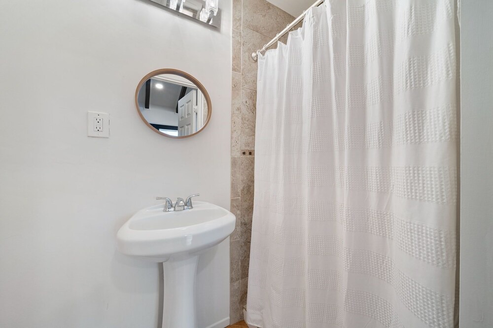 Photo of Bathroom in Ka'a'awa