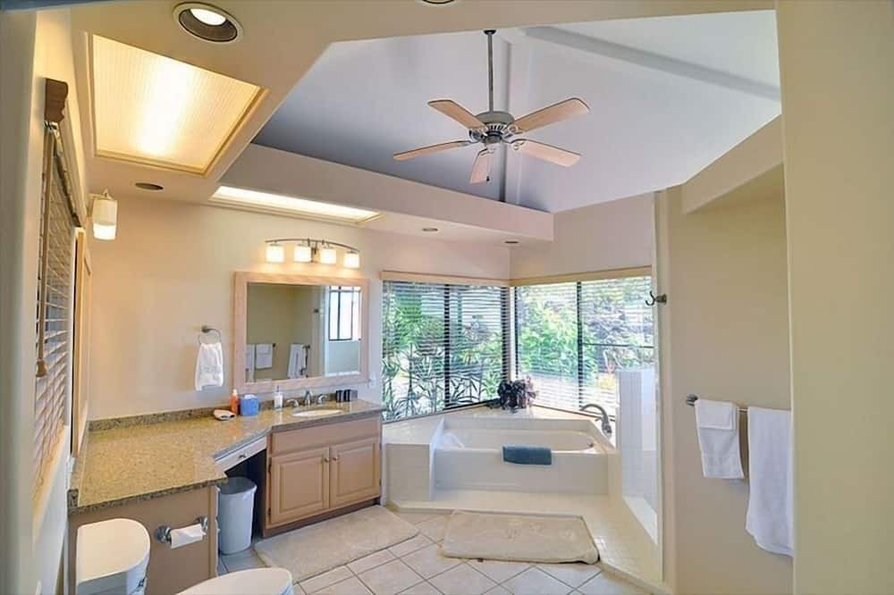 Photo of Bathroom in Holualoa