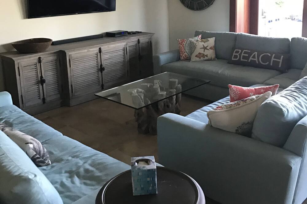 Photo of Livingroom in Waikoloa